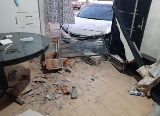 Por segunda vez un auto destrozó su casa y piden ayuda para arreglarla