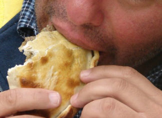 Murió luego de tomar vino, comer locro, empanadas y hacer el amor