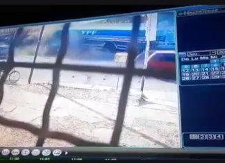Un camión de YPF embistió a tres autos y se incrustó en una casa