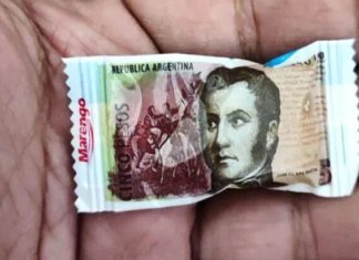 Made in Argentina: crean un caramelo con figura de 5 pesos para dar vuelvo