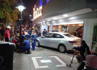 Un auto chocó contra el teatro Plaza: hubo 23 heridos y 3 están graves