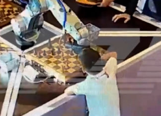 Niño prodigio jugaba al ajedrez con robot y terminó lesionado