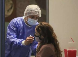 Bajó más de 20% los contagios y muertes por Covid en Argentina