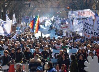 Multitudinaria marcha de estatales y privados por el microcentro de Mendoza