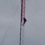 Santa Rosa: Hombre amenaza con arrojarse de una antena de 90 metros por una vivienda