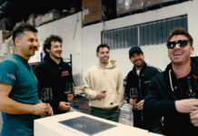 Velocidad, vino y actores de primera: la creativa campaña del TN y el Turismo Carretera 2000 en San Martín