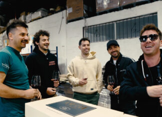 Velocidad, vino y actores de primera: la creativa campaña del TN y el Turismo Carretera 2000 en San Martín